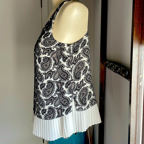 Like new  Paisley layered Sleeveless Top with clean white pleats - Picture 2 of 7